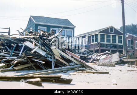 Destruction sur la plage après l'ouragan Donna, Breezy point, long Island, Queens, New York City, États-Unis en 1960. Une grande pile de bois sur la plage de maisons endommagées en bord de mer Banque D'Images