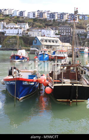 Les chalutiers de pêche amarrés dans le port de l'idyllique Mevagissey Cornwall, England, UK, PETER GRANT Banque D'Images