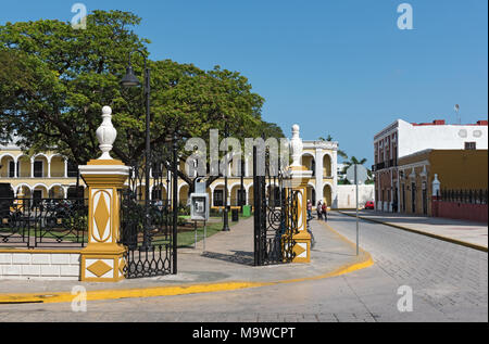 Parc de l'indépendance avec le Palais culturel jaune à San Francisco de Campeche, Mexique Banque D'Images