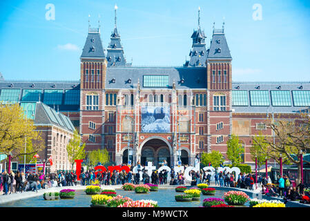 Amsterdam, Pays-Bas - 20 Avril 2017 : magnifiques tulipes en face du Rijksmuseum - musée national d'état est une destination touristique populaire en Am Banque D'Images