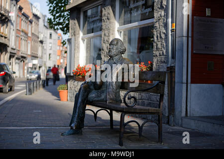 Dinant, Belgique. Statue d'Adolphe Sax, inventeur du saxophone, situé dans la rue du même nom. Sculpteur : Jean-Marie Mathot (2001). Banque D'Images