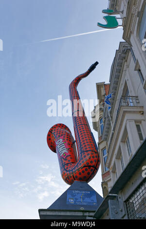 Dinant, Belgique. Sax sculpture sur le fleuve. Banque D'Images