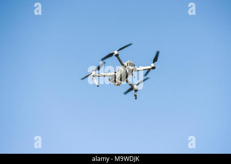 Vol de drones au cours de la journée sur un fond de ciel bleu Banque D'Images