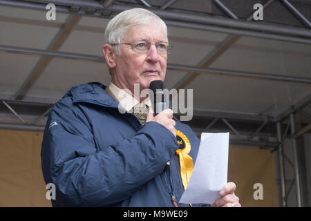 24/03/2018 : Leeds : Royaume-Uni : Lord Wallace of Saltaire (Libdem) par les pairs n'exprimant au Great Northern Mars Rassemblement contre Brexit organisé par le Banque D'Images