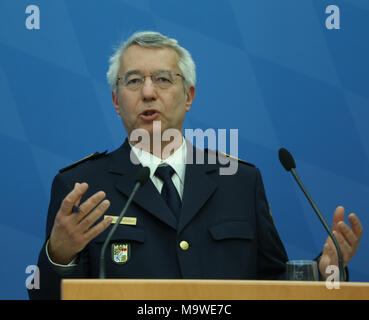 Munich, Allemagne. Mar 28, 2018. Wilhelm Schmidbauer. Le ministre bavarois de l'intégration et suranné de Joachim Herrmann l'Union chrétienne sociale (CSU) a présenté la police bavaroise statistiques de la criminalité de 2017. Aussi le président de la police bavaroise Wilhelm Schmidbauer a parlé à la conférence de presse. Crédit : Alexander Pohl/Pacific Press/Alamy Live News Banque D'Images