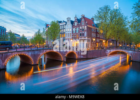 Pont sur le canal de l'Empereur - Keizersgracht à Amsterdam, aux Pays-Bas, au crépuscule. Image HDR. Banque D'Images