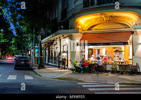 Buenos Aires Argentina, Recoleta, Ayacucho Bar & Grill, restaurant restaurants repas café cafés, soirée soir, repas en plein air, table, parois Banque D'Images