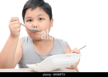 Obésité fat boy eating fried rice en boîte de mousse isolé sur fond blanc, la malbouffe et dangereux pour la santé Banque D'Images