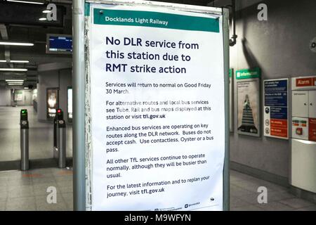 Londres, Royaume-Uni. Mar 28, 2018. Une grève de 48 heures par le personnel du syndicat RMT commence à Londres, Royaume-Uni le 28 mars 2018 sur le Docklands Light Railway. La grève est en cours sur les conditions de travail. Credit : Claire Doherty/Pacific Press/Alamy Live News Banque D'Images