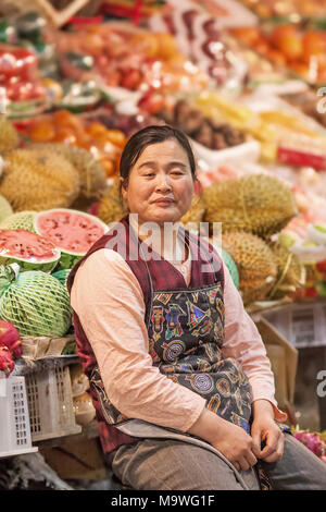 À BEIJING, le 19 avril 2008. Fatigué femme vendeur vend des fruits sur un vieux marché. Beaucoup de vieux marchés traditionnels sont arrêtés par le gouvernement. Banque D'Images