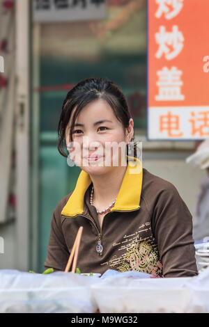 À BEIJING, le 21 mai 2008. Femme vendeur vend des aliments de rue sur un marché local. Dernières années, le gouvernement de Pékin a réprimé des vendeurs de rue. Banque D'Images