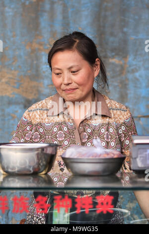 À BEIJING, le 21 mai 2008. Femme vendeur vend des aliments de rue sur un marché local. Dernières années, le gouvernement de Pékin a réprimé des vendeurs de rue. Banque D'Images