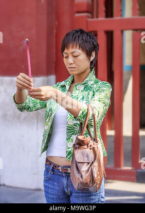 BEIJING-SEPT. 19, 2009. Femme consacrée au temple lama bouddhiste. Le bouddhisme a façonné la culture chinoise dans de nombreux domaines comme l'art, la politique et la littérature. Banque D'Images