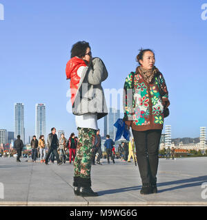 DALIAN-Novembre 9, 2014. Deux mode femme sur Dalian Xinghai Square, situé au nord de la baie de Xinghai avec une superficie totale de 1,1 millions de m2. Banque D'Images