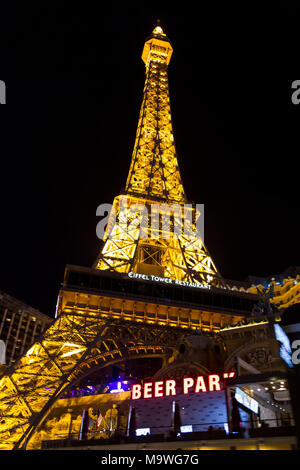 Restaurant Tour Eiffel et Paris Las Vegas lite la nuit. Las Vegas, États-Unis d'Narvarda Banque D'Images