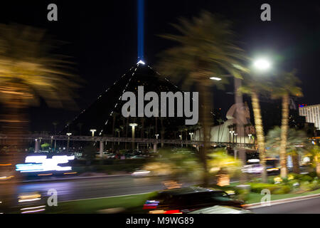 Le Luxor vue du Big Red Bus tour nocturne, Las Vegas, U.S.A., Narvarda Banque D'Images