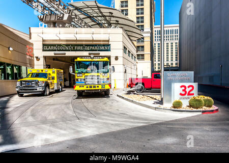 Service des incendies du comté de Clark, un camion de pompiers garé près de l'hôtel Vdara et spar, Las Vegas, États-Unis Banque D'Images