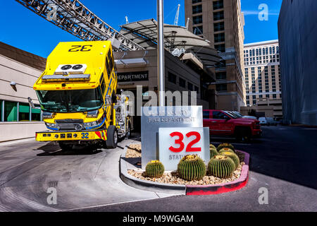 Service des incendies du comté de Clark, un camion de pompiers garé près de l'hôtel Vdara et spar, Las Vegas, États-Unis Banque D'Images