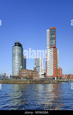 À Rotterdam le 7 février 2018. Hotel New York, Montevideo Tower et port mondial au Kop van Zuid, un domaine relativement nouveau sur la rive sud de la Meuse. Banque D'Images