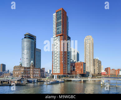 À Rotterdam le 7 février 2018. Hotel New York, Montevideo Tower et port mondial au Kop van Zuid, un domaine relativement nouveau sur la rive sud de la Meuse. Banque D'Images