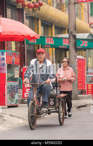 ZHUOZHOU-CHINE - 14 mai, 2009. Personnes âgées chinois dans la rue. De nombreuses estimations de la Chine met nombre d'aînés à plus grande dans le monde. Banque D'Images