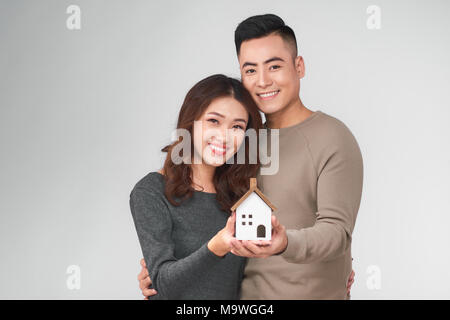 Happy young asian couple avec le nouveau concept d'accueil. Banque D'Images