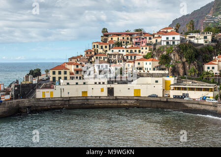 Camara de Lobos, Madère, Portugal - 10 décembre 2016 : vue sur la rue du village de pêcheurs de Camara de Lobos près de Funchal, île de Madère, au Portugal. Banque D'Images