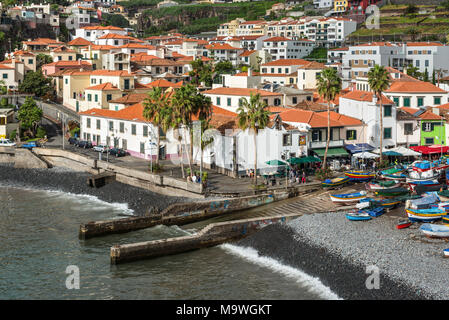 Camara de Lobos, Madère, Portugal - 10 décembre 2016 : vue sur la rue du village de pêcheurs de Camara de Lobos près de Funchal, île de Madère, au Portugal. Banque D'Images