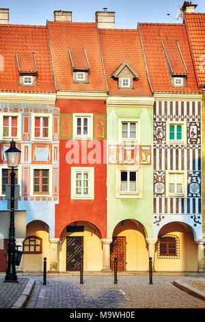 Les maisons de marchands en place du vieux marché de Poznan, en Pologne, au lever du soleil. Banque D'Images