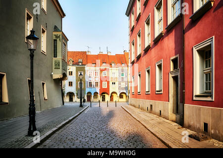 Street au marchand maisons de la Place du vieux marché de Poznan, en Pologne, au lever du soleil. Banque D'Images