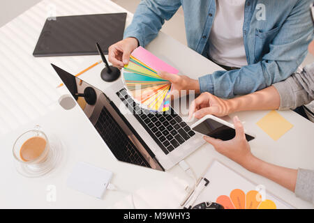 Processus de coworking, concepteurs équipe travaillant sur ordinateur dans un bureau moderne. Banque D'Images