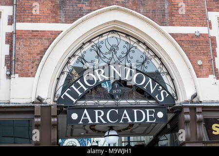 L'entrée à Thorntons Arcade, Leeds, West Yorkshire, Royaume-Uni Banque D'Images