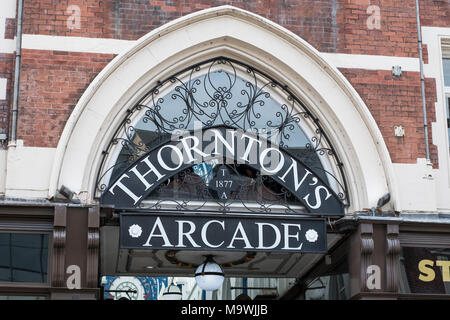 L'entrée à Thorntons Arcade, Leeds, West Yorkshire, Royaume-Uni Banque D'Images