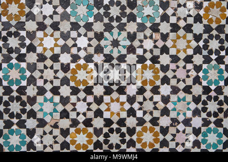 Détail, sol carrelé, l'ornementation, dans la région de Bou Inania medersa, Meknès. Maroc Banque D'Images
