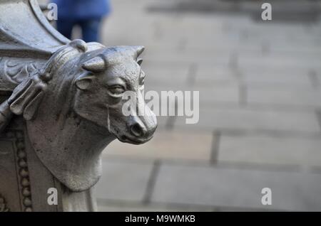 Turin, Italie, Piémont, le 8 décembre 2017. Détail de la lampe posts de la Piazza Castello, orné d'un des symboles de Turin : le taureau. Banque D'Images