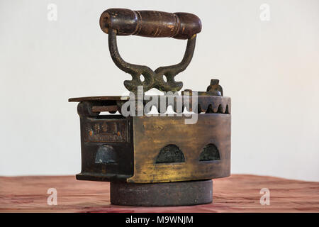 L'arrière d'une boîte de charbon de fer à repasser avec son propre stand. Banque D'Images