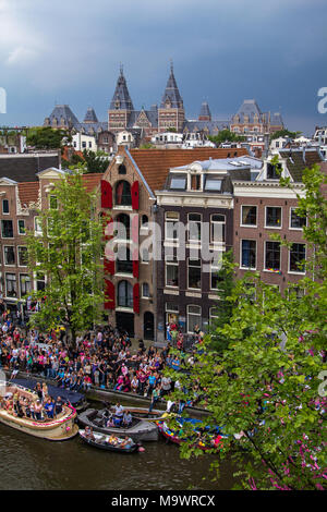 Une vue sur le canal et le Rijksmuseum à Amsterdam aux Pays-Bas. Banque D'Images