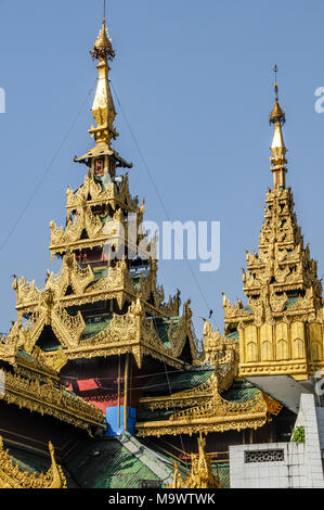 L'élégant stupa de la pagode Sule devant les gratte-ciel du centre-ville de Yangon Banque D'Images