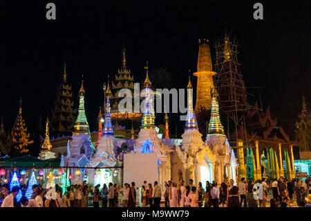 Festival de lumière Pagode Shwedangon , Yangon Banque D'Images