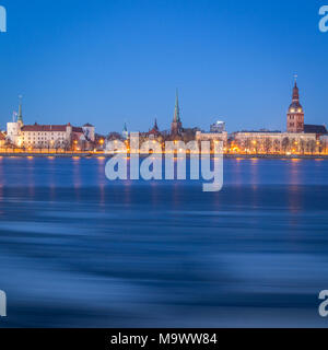 La ville de Riga au crépuscule Banque D'Images