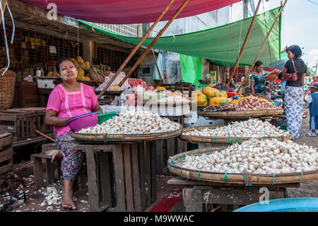 L'ail et les oignons dans un marché de rue à Mandalay Banque D'Images