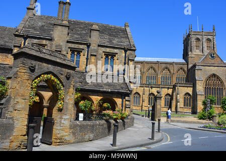 St Johns Hospice décorée avec le Songe d'garland & l'église de l'abbaye de St Mary the Virgin en Sherborne, Dorset, sur une belle journée d'été. Banque D'Images