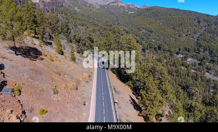 Vue aérienne sur la route avec des voitures en est de Tenerife, Canaries, Espagne Banque D'Images