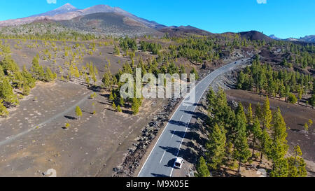 Vue aérienne sur la route avec des voitures en est de Tenerife, Canaries, Espagne Banque D'Images