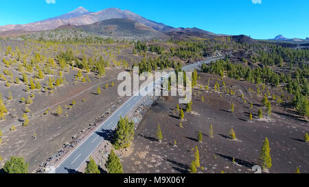 Vue aérienne sur la route avec des voitures en est de Tenerife, Canaries, Espagne Banque D'Images