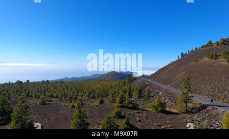 Vue aérienne sur la route avec des voitures en est de Tenerife, Canaries, Espagne Banque D'Images