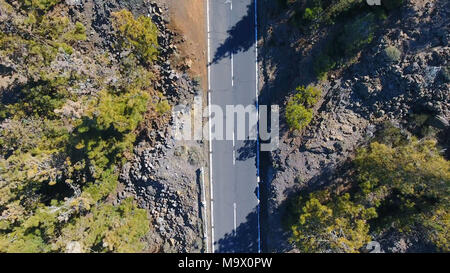 Vue de dessus sur la route dans la forêt de montagne dans la région de Tenerife, Espagne Banque D'Images