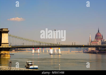 Air show à Budapest. S'élève jusqu'au-dessus de l'avion Danube et du pont des Chaînes Banque D'Images