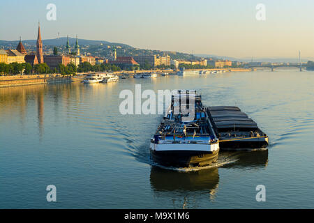 D'un cargo transportant une barge côte à côte le long du Danube à Budapest encore Banque D'Images