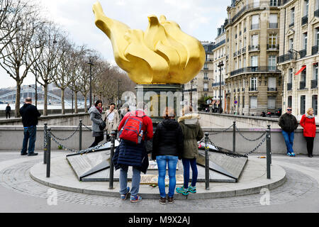 Flamme de la liberté, réplique de la flamme de la Statue de la Liberté (non officielle de Paris Mémorial de la princesse Diana) Banque D'Images